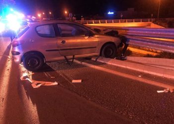 Imagen del coche accidentado compartida por la policía.