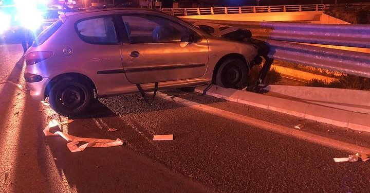 Imagen del coche accidentado compartida por la policía.