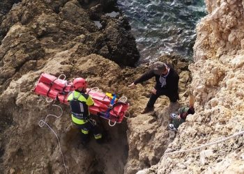 Uno de los bomberos llega con la camilla al lugar donde está el menor. Bombers d'Eivissa