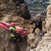 Uno de los bomberos llega con la camilla al lugar donde está el menor. Bombers d'Eivissa