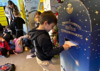 Un niño deposita su carta de deseos en el buzón mágico de Correos. Fotos: CEIP Sa Joveria