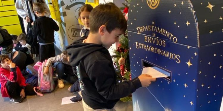 Un niño deposita su carta de deseos en el buzón mágico de Correos. Fotos: CEIP Sa Joveria