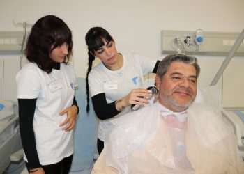Un momento de la sesión de peluquería. Foto: Área de Salud de Ibiza y Formentera