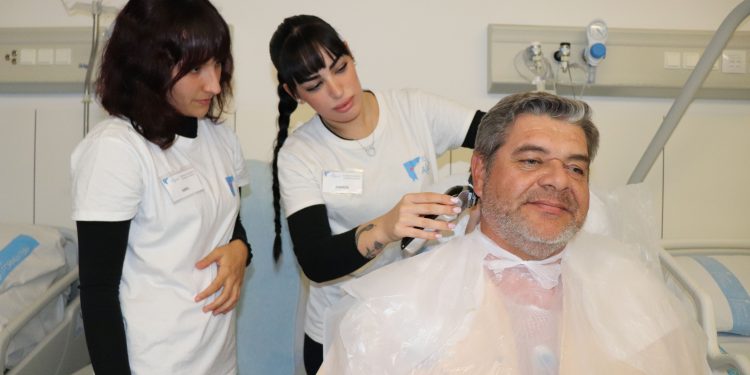 Un momento de la sesión de peluquería. Foto: Área de Salud de Ibiza y Formentera