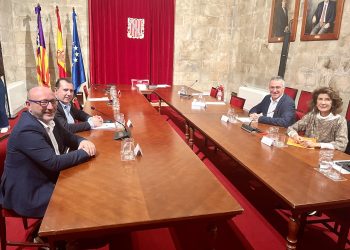 Representantes de sindicatos y patronales en una reunión reciente en Palma.
