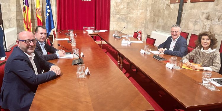 Representantes de sindicatos y patronales en una reunión reciente en Palma.