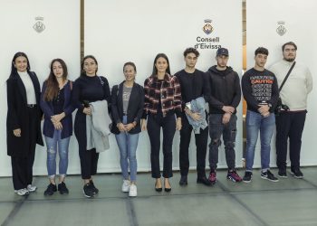 Los jóvenes profesionales con Maria Fajarnés, en el centro.
