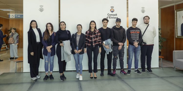Los jóvenes profesionales con Maria Fajarnés, en el centro.