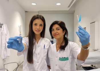 Personal sanitario muestra las dosis. Foto: Govern balear