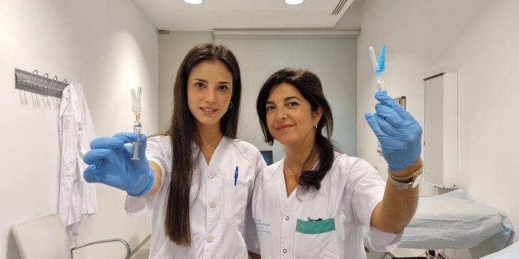 Personal sanitario muestra las dosis. Foto: Govern balear