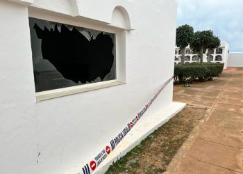 Estado de la Sala de Vetlla del cementerio, con el ventanal roto y el precinto de la Policía Local. Reportaje fotográfico: Noudiari