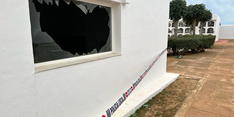 Estado de la Sala de Vetlla del cementerio, con el ventanal roto y el precinto de la Policía Local. Reportaje fotográfico: Noudiari