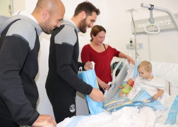 Zoe, de dos años, recibe unos obsequios. Foto: Área de Salud