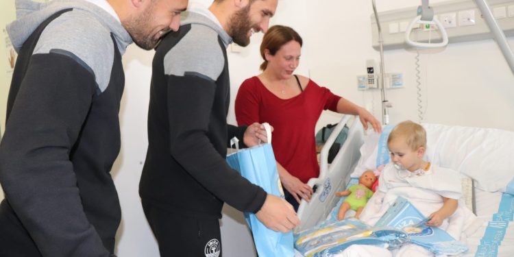 Zoe, de dos años, recibe unos obsequios. Foto: Área de Salud