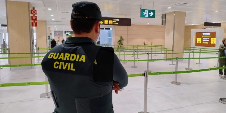 La Guardia Civil en el aeropuerto de Ibiza.