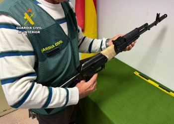 Fusil AK-47 simulado con el que presuntamente amenazaban a sus víctimas para robarles. Foto Guardia Civil