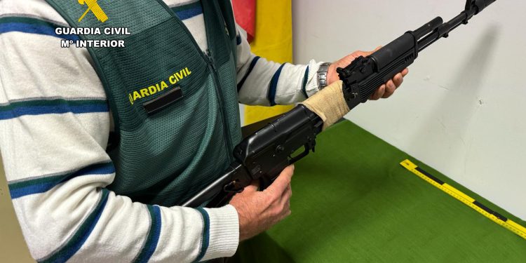 Fusil AK-47 simulado con el que presuntamente amenazaban a sus víctimas para robarles. Foto Guardia Civil
