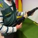 Fusil AK-47 simulado con el que presuntamente amenazaban a sus víctimas para robarles. Foto Guardia Civil