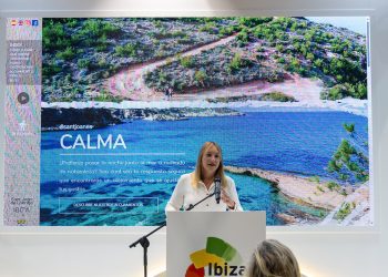 La alcaldesa, Tania Marí, durante la presentación en Fitur. Foto: Ayuntamiento de Sant Joan