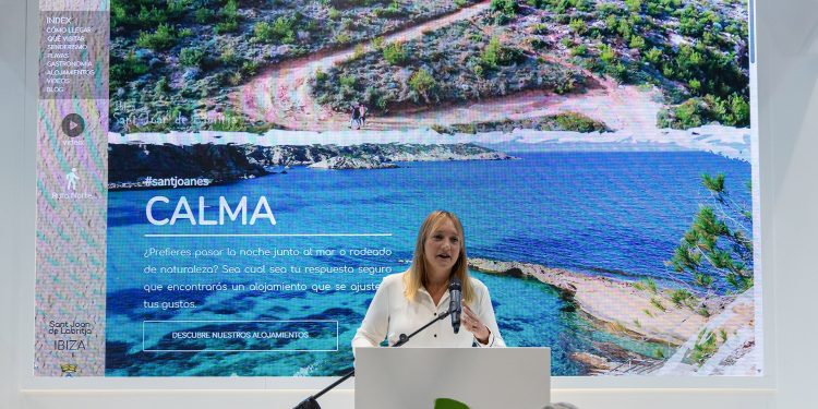 La alcaldesa, Tania Marí, durante la presentación en Fitur. Foto: Ayuntamiento de Sant Joan