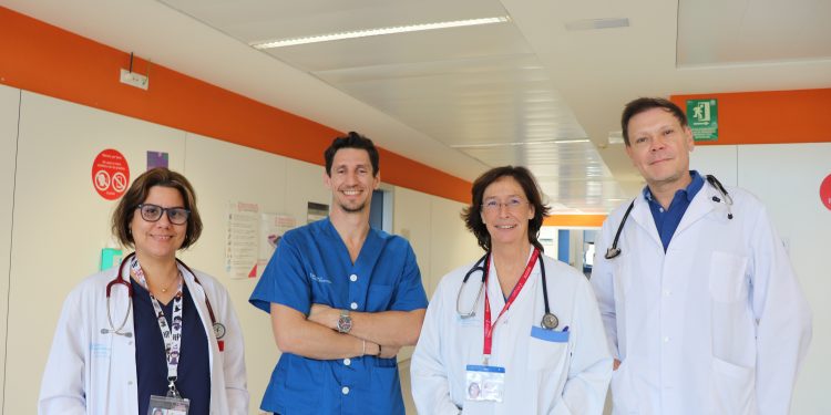 De izquierda a derecha, la doctora Marlenis Pérez, el doctor Gianfranco Martinis, la responsable del servicio, doctora Magdalena Memoli y uno de los recientes fichajes, el doctor Sergio E. Veloso. FOTO: Área de Salud.