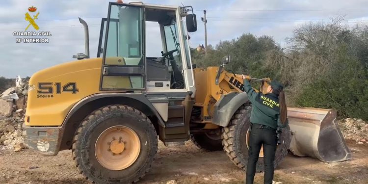 El hombre robó esta excavadora. Foto Guardia Civil