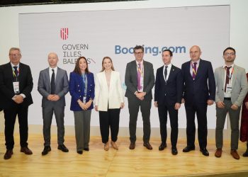 Una imagen posterior a la reunión entre Govern y Consells insular con Booking en el marco de la feria Fitur.