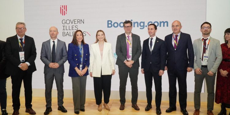 Una imagen posterior a la reunión entre Govern y Consells insular con Booking en el marco de la feria Fitur.