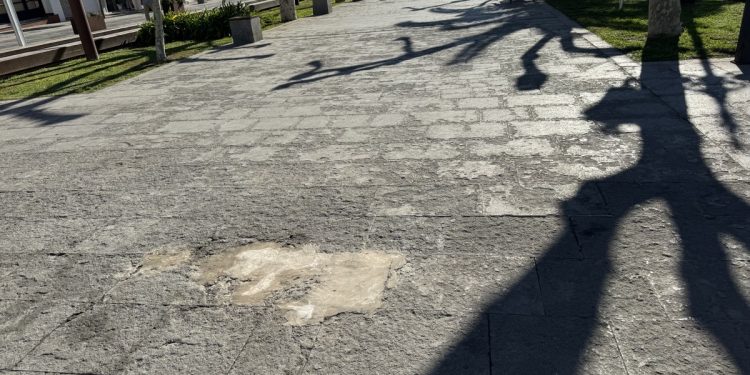 Estado del pavimento en el paseo de s'Alamera. Foto: PSOE de Santa Eulària