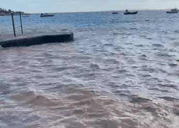 Aguas de Talamanca ayer, teñidas de nuevo por el vertido de tierra y agua procedente de una obra en la zona.