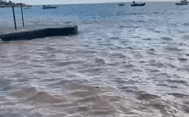 Aguas de Talamanca ayer, teñidas de nuevo por el vertido de tierra y agua procedente de una obra en la zona.