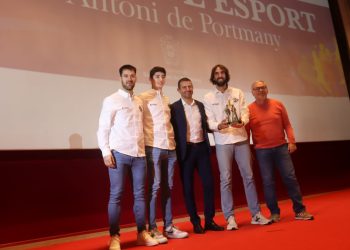 El alcalde de Sant Antoni, Marcos Torres, con americana, a la izquierda del capitán del equipo, Jordi Grimau, recibiendo el galardón de Mejor Equipo en los Premis de l'Esport de Sant Antoni.