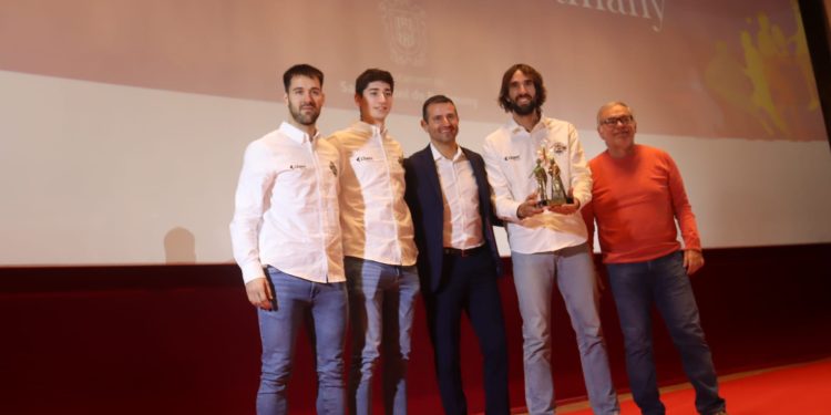 El alcalde de Sant Antoni, Marcos Torres, con americana, a la izquierda del capitán del equipo, Jordi Grimau, recibiendo el galardón de Mejor Equipo en los Premis de l'Esport de Sant Antoni.