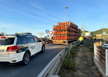 El tráiler con las bombonas se ha soltado del camión y ha bloqueado la salida. Fotos L. F. A.