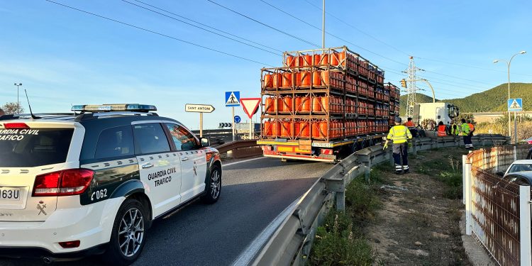 El tráiler con las bombonas se ha soltado del camión y ha bloqueado la salida. Fotos L. F. A.