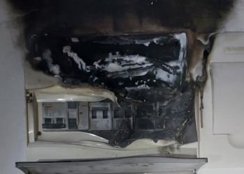 El cuadro de luces calcinado en el incendo. Foto Bombers d'Eivissa