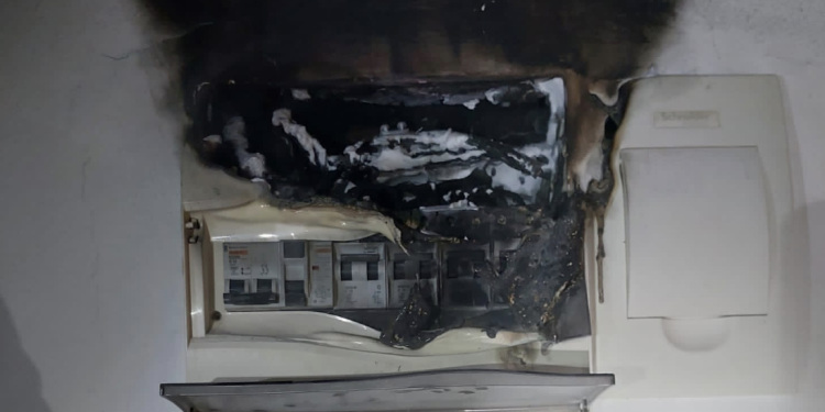 El cuadro de luces calcinado en el incendo. Foto Bombers d'Eivissa