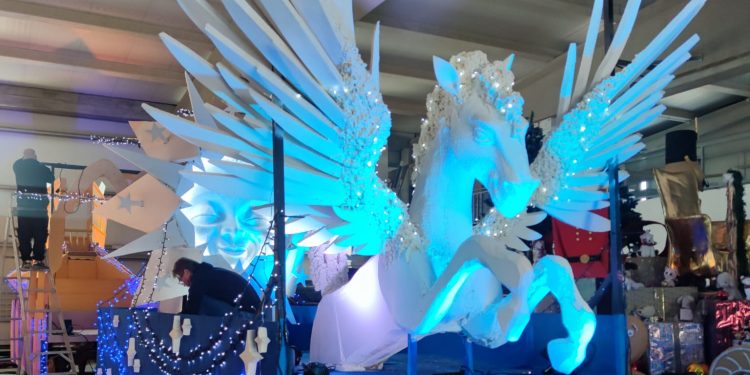 Detalle de una de las carrozas de la cabalgata de Ibiza 2024.