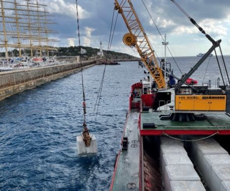 Colocación de bloques en el dique de Botafoc de Ibiza.