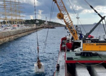 Colocación de bloques en el dique de Botafoc de Ibiza.