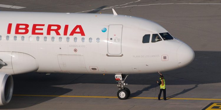 Un operario de handling atiende un vuelo de Iberia. Foto AniDaat