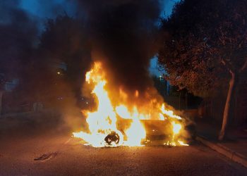El vehículo ardiendo, en una imagen de los bomberos del Parque Insular.
