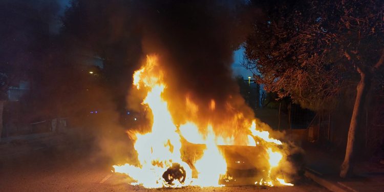 El vehículo ardiendo, en una imagen de los bomberos del Parque Insular.