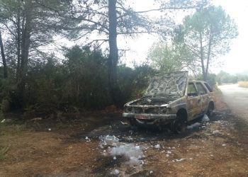 Estado en el que ha quedado el coche y la zona de monte afectada. Ibanat