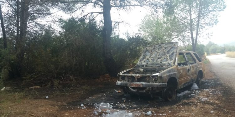 Estado en el que ha quedado el coche y la zona de monte afectada. Ibanat
