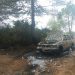 Estado en el que ha quedado el coche y la zona de monte afectada. Ibanat