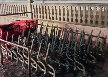 Tan solo quedó la estructura de metal de los carritos del supermercado. Fotos Bomberos de Ibiza