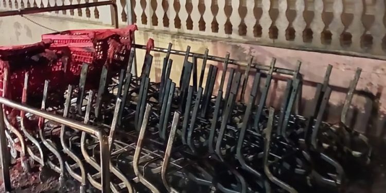 Tan solo quedó la estructura de metal de los carritos del supermercado. Fotos Bomberos de Ibiza