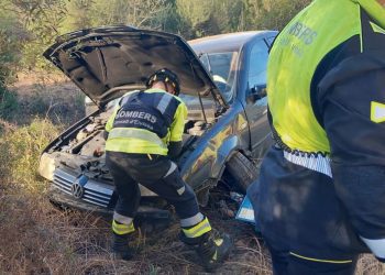 Un bombero desconecta y asegura la batería de uno de los vehículos siniestrados. Fotos Bombers d'Eivissa