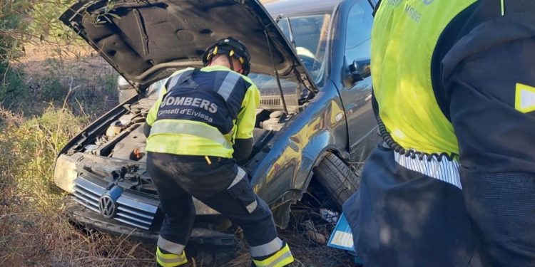 Un bombero desconecta y asegura la batería de uno de los vehículos siniestrados. Fotos Bombers d'Eivissa